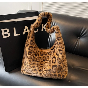 Gros plan de la texture du sac hobo en fausse fourrure léopard sur cuir noir