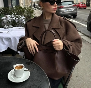 Gros plan du manteau en laine marron avec grand sac cabas en cuir et style urbain d'automne