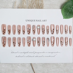 Unghie finte lunghe nude leopardate con strass scintillanti ed effetto occhio di gatto
