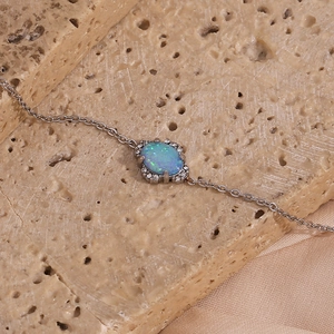 Macro d'un bracelet en opale bleue ovale avec détails de zircons blancs étincelants