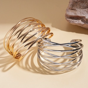 Übertriebener geometrischer mehrlagiger Metall-Armreif in Gold- und Silber-Finish
