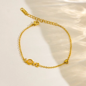 Vue détaillée d'un bracelet doré en acier inoxydable avec lettres LOVE et pendentif cœur