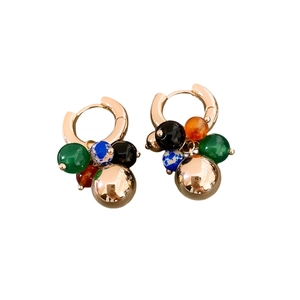 Boucles d'oreilles créoles dorées avec perles colorées et pendentif boule en métal