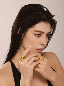 Chic 18k gold plated chunky irregular hollow rings and fine necklace worn by model