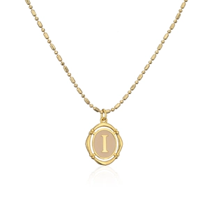 Collar de latón chapado en oro con colgante ovalado de relieve letra I y cadena de bolas