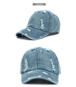 Détails d'une casquette en jean délavé avec des déchirures et un style usé vintage