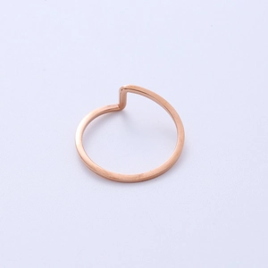 Elegant rose gold wave ring featuring minimalist V-shape geometry and polished finish