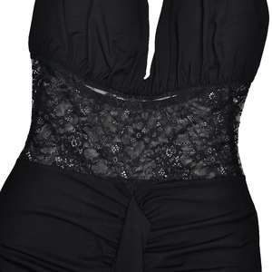 Détail de la robe noire élégante montrant la taille en dentelle et le tissu plissé