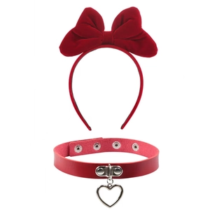 Détail du serre-tête nœud en velours rouge et choker avec pendentif cœur métallique