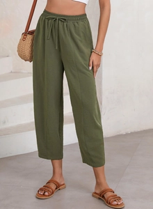 Détail du pantalon large vert olive avec taille à cordon et poches latérales profondes