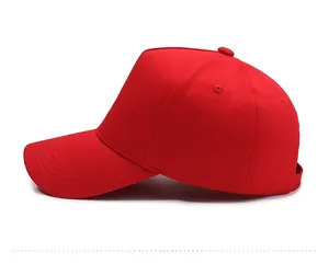Seitenansicht der roten Baumwoll-Baseballkappe mit gebogenem Schirm und Luftlöchern