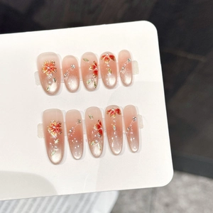 Nahaufnahme von rosa Cat-Eye-Fingernägeln mit 3D-Blumendesign und Perlenverzierung