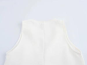 Gros plan sur la robe en tweed blanc montrant le col en V et la texture tissée