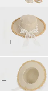 Détail de la texture d'un chapeau de paille tressé avec nœud en dentelle et bord effrangé