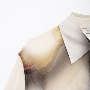 Camicetta in raso da donna con stampa tie-dye, risvolto elegante e motivo sfumato