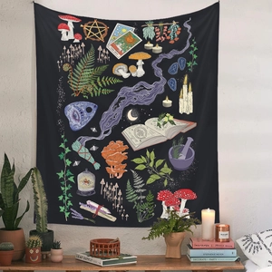 Detail eines böhmischen Sonnenschein-Wandteppichs mit Pilzen und mystischen Pflanzenmotiven