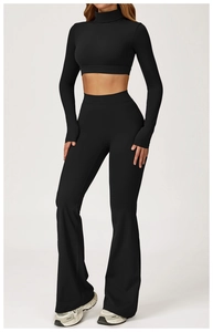 Détail du haut court à col montant et legging évasé en tissu brossé pour le yoga