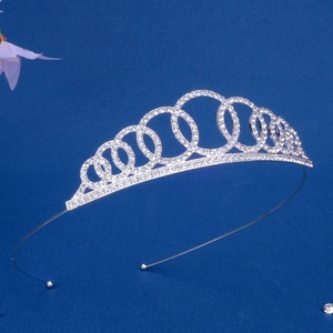 Dettaglio della corona in lega d'argento con strass scintillanti e punte protettive rotonde