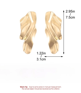 Specifiche dimensionali per orecchini dorati con texture lava irregolare 7,5cm per 3,1cm