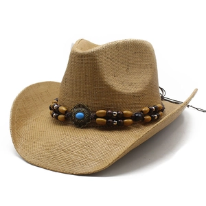 Klassischer Cowboy-Strohhut mit böhmischem Perlenband und Türkis-Akzent für den Sommer