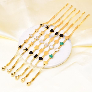 Lot de sept bracelets géométriques dorés avec breloques en nacre noire et blanche élégantes