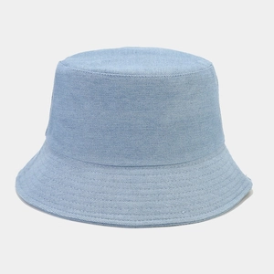 Gros plan d'un chapeau bob en denim bleu clair montrant la texture détaillée du tissu
