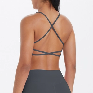 Détail d'une brassière de sport gris foncé avec bretelles croisées et tissu élastique