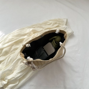 Grand sac cabas en paille avec anses en corde blanche et ruban vu de dessus