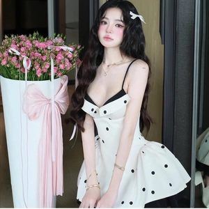 Robe courte à pois de style français avec décolleté en cœur et jupe plissée