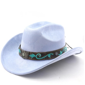 Détail d'un chapeau de cowboy en daim bleu clair avec ceinture brodée et papillon