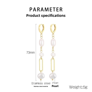 Détail de boucles d'oreilles pendantes en acier doré de 73mm avec perles et pompons