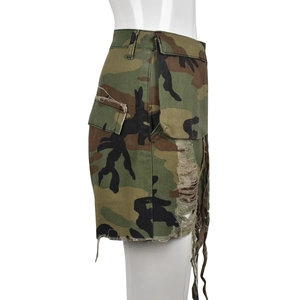 Vue latérale du short cargo camouflage avec ourlet à franges et poches plaquées