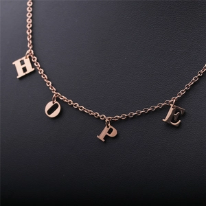 Collier en acier inoxydable or rose avec pendentifs lettres HOPE sur fond en cuir noir