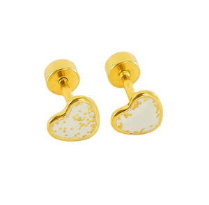 Détail de boucles d'oreilles cœur dorées avec émail blanc et paillettes d'or