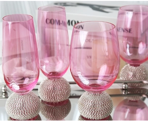 Vue détaillée des flûtes à champagne roses avec base sphérique sertie de diamants brillants