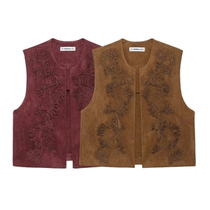 Gilet in camoscio vintage bordeaux e kaki con intricati dettagli di ricamo floreale