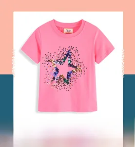 Détail de la broderie étoile en paillettes colorées sur un t-shirt rose pour filles