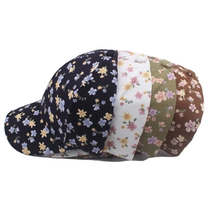 Détail de quatre casquettes de baseball en coton à fleurs en noir, blanc, olive et brun