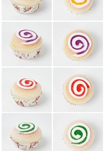 Vues détaillées de cupcakes de simulation multicolores avec glaçage texturé et moules