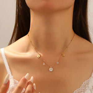 Collier Marguerite Acier Inoxydable Zircon Incrusté Style Pastoral Doux Bijoux Pour Femmes Plaqué Or Pétales De Nacre Blanche