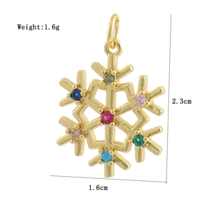 Détail d'un pendentif flocon doré serti de pierres colorées, dimensions 2,3 cm x 1,6 cm