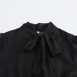 Robe courte en mousseline noire pour femme avec ruban noué au cou et taille marquée