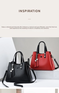 Détails du sac à main minimaliste avec pendentif en cœur et boucle de bandoulière en métal