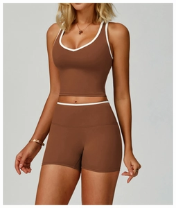 Détail de l'ensemble de sport marron avec liseré blanc et short de fitness à taille haute