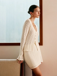 Ensemble deux pièces en maille blanche avec cardigan crocheté et mini-jupe assortie