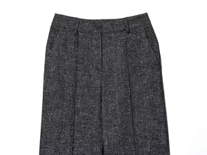 Dettaglio vita dei pantaloni in lana spina di pesce con tasche e trama in tweed spessa
