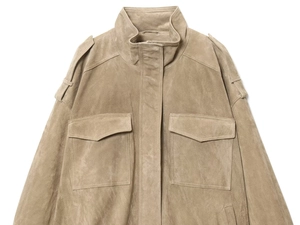 Nahaufnahme der khakifarbenen Wildlederjacke mit feiner Textur, Pattentaschen und Stehkragen