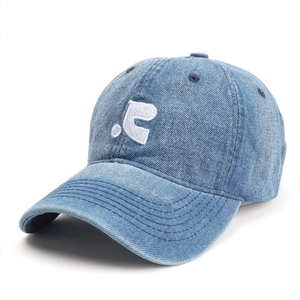 Détails de la casquette en denim bleu délavé avec broderie 3D blanche