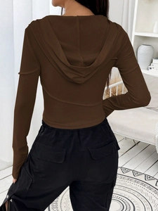 Schmal geschnittener dunkelbrauner Rippstrick-Hoodie für Damen im Streetstyle-Look