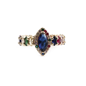 Détail macro de bague dorée avec pierre marquise bleue et cristaux multicolores